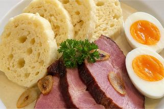 Krémová česneková omáčka s uzeným masem: Poctivý recept s vařeným vejcem a nadýchaným knedlíkem